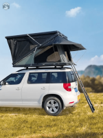 Tente de toit spacieuse pour trois personnes en camping
