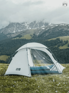 Tente compacte pour deux personnes en pleine nature