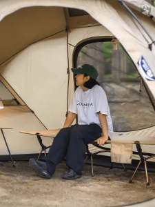 Modèle de tente pour quatre campeurs en extérieur