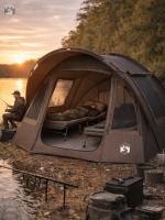 Tente de camping pour deux personnes en milieu naturel