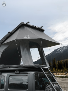 Modèle compact de tente de toit pour trois occupants